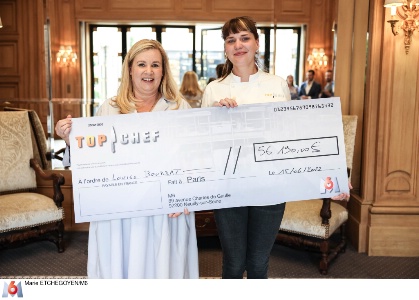 Hélène Darroze et Louise Bourrat avec le chèque de 56.190 euros.
