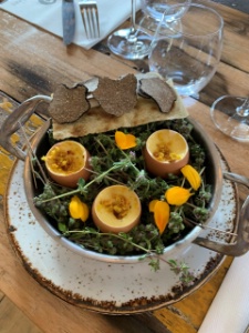 L'oeuf toqué, une recette du chef Raphael Linossier à La Font des Pères (Le Beausset, Var). L'oeuf toqué, une recette du chef Raphael Linossier à La Font des Pères (Le Beausset, Var).
