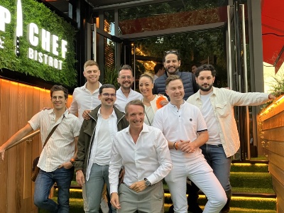 Imaginé par Stéphane Rotenberg (au centre), le Bistrot Top Chefde goûter les créations emblématiques de candidats des diverses saisons. Imaginé par Stéphane Rotenberg (au centre), le Bistrot Top Chefde goûter les créations emblématiques de candidats des diverses saisons.
