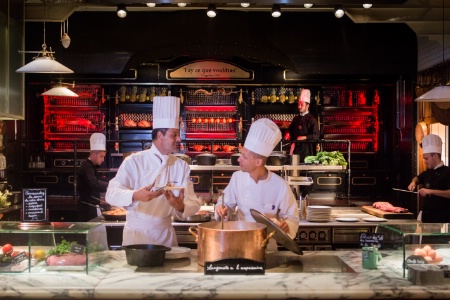 S'il y est 'contraint et forcé', Louis Privat transfèrera son restaurant à moins de 100 kilomètres de Narbonne. S'il y est 'contraint et forcé', Louis Privat transfèrera son restaurant à moins de 100 kilomètres de Narbonne.