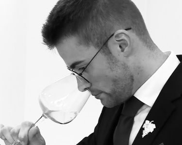 'Le chef sort un plat, je goûte et j'accorde le vin', confie Dylan Freitas Dos Santos. 'Le chef sort un plat, je goûte et j'accorde le vin', confie Dylan Freitas Dos Santos.