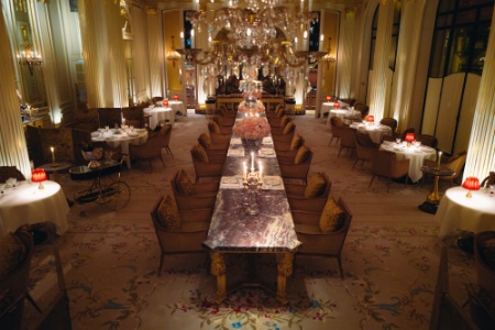 La salle du restaurant Jean Imbert au Plaza Athénée se fait scène de spectacle lors des découpes et flambages.