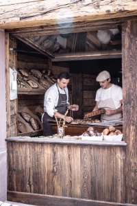 La boulangerie Levain est accessible à la clientèle extérieure à l'hôtel. De g. à d. : le chef Pâtissier Jordan Gasco et le boulanger Rémi Vanoverschelde.