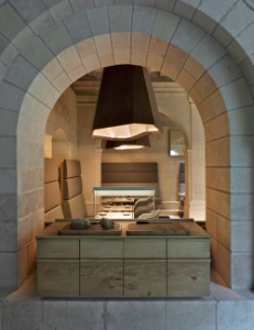 La desserte contemporaine en bois blond en osmose avec la pierre du monument.
