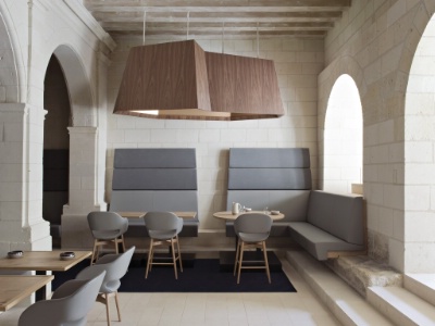 Des tables dans la salle capitulaire.