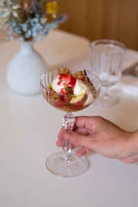 Tarte fine de poires et thym, mascarpone, glace à la vanille.