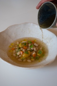 Haricots cocos, consommé clair de volaille, guanciale, oignons blancs, tomates jaunes.