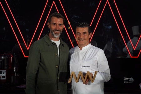 Romain Raimbault, directeur Sirha Omnivore et William Ledeuil, Kitchen Ter(re) à Paris qui reçoit le prix d'honneur.