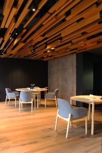 Le restaurant est situé place Godinot, à Reims. La salle a été refaite en 2021.