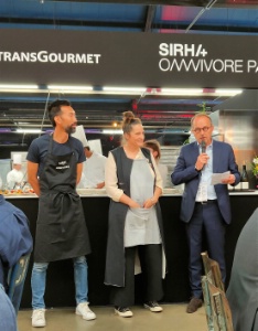 Ernest Hung Do, Nadia Sammut et Yves Cebron de Lisle (Transgourmet) annoncent leur partenariat lors du salon Omnivore, le 12 septembre. Ernest Hung Do, Nadia Sammut et Yves Cebron de Lisle (Transgourmet) annoncent leur partenariat lors du salon Omnivore, le 12 septembre.