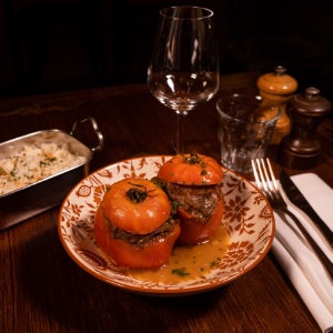 Tomates anciennes farcies et riz pilaf.