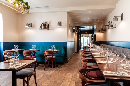 La salle du restaurant Momen a été redécoré par le cabinet Arca.