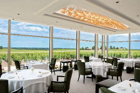 Une salle dans les vignes dont le plafond est orné de cent vingt feuilles Champs-Élysées en cristal lustrées or.