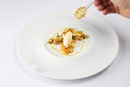 Pâtisserie au miel bio récolté dans les ruches de la Villa René Lalique, agrémentée de Serpolet et de Citron Confit, et travaillé en plusieurs températures pour varier les textures et la sucrosité.