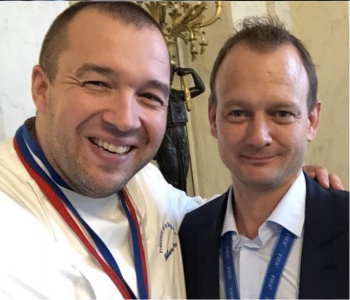 En 2018, Guillaume Gomez (à gauche), alors chef de l'Élysée, avait célébré le cuisinier des Bleus, Xavier Rousseau (à droite). En 2018, Guillaume Gomez (à gauche), alors chef de l'Élysée, avait célébré le cuisinier des Bleus, Xavier Rousseau (à droite).