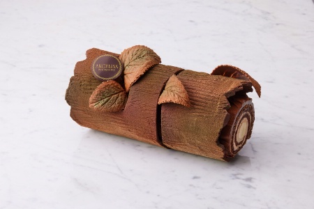 Atmosphère fantastique assurée avec la bûche Ébène d'Angelina, exécutée par Christophe Appert. Atmosphère fantastique assurée avec la bûche Ébène d'Angelina, exécutée par Christophe Appert.