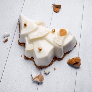 Névéa Coco-Yuzu, la bûche en forme de sapin de Noël, de Claire Heitzler. Névéa Coco-Yuzu, la bûche en forme de sapin de Noël, de Claire Heitzler.