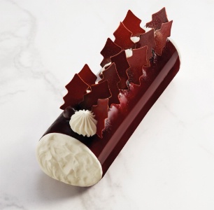 Giambattista Montanari et Jonathan Léger, pâtissiers chez Corman, ont réalisé la bûche Forêt Noire. Giambattista Montanari et Jonathan Léger, pâtissiers chez Corman, ont réalisé la bûche Forêt Noire.