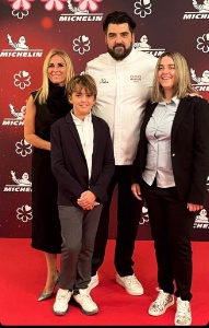 Le chef Antonino Cannavacciuolola en famille pour recevoir les 3 étoiles décernées à la Villa Crespi, Relais & Châteaux situé à Orta San Giulio. Le chef Antonino Cannavacciuolola en famille pour recevoir les 3 étoiles décernées à la Villa Crespi, Relais & Châteaux situé à Orta San Giulio.