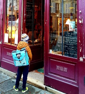 Après l'école, un enfant patiente devant le Loir dans une théière pour prendre son goûter. Après l'école, un enfant patiente devant le Loir dans une théière pour prendre son goûter.