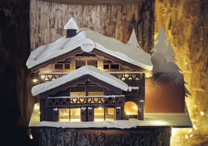 La bûche 'Noël au Chalet' a été réalisée par Etienne Leroy, chef de la création sucrée pour Lenôtre, et champion du monde de pâtisserie. La bûche 'Noël au Chalet' a été réalisée par Etienne Leroy, chef de la création sucrée pour Lenôtre, et champion du monde de pâtisserie.