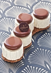 Une bûche de bois, aux saveurs vanille et marron, réalisée par Christophe Michalak. Une bûche de bois, aux saveurs vanille et marron, réalisée par Christophe Michalak.