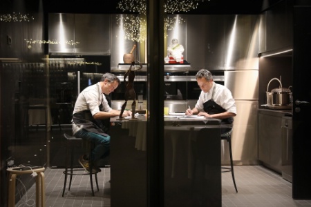 3 étoiles pour le restaurant barcelonais Cocina Hermanos Torres avec les frères Sergio et Javier Torres offre 'un univers inédit dans lequel l'expérience gastronomique proposée dépasse les attentes des convives'.