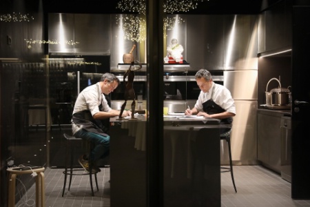 3 étoiles pour le restaurant barcelonais Cocina Hermanos Torres avec les frères Sergio et Javier Torres offre 'un univers inédit dans lequel l'expérience gastronomique proposée dépasse les attentes des convives'. 3 étoiles pour le restaurant barcelonais Cocina Hermanos Torres avec les frères Sergio et Javier Torres offre 'un univers inédit dans lequel l'expérience gastronomique proposée dépasse les attentes des convives'.