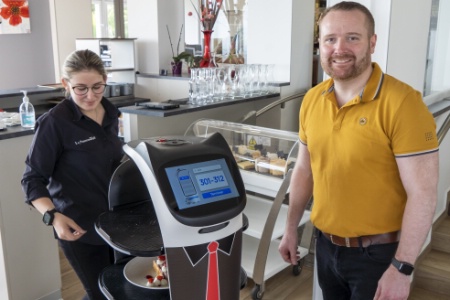 Arnaud Féron se réjouit du confort apporté par ce robot qui permet d'économiser un grand nombre de pas et de la fatigue.