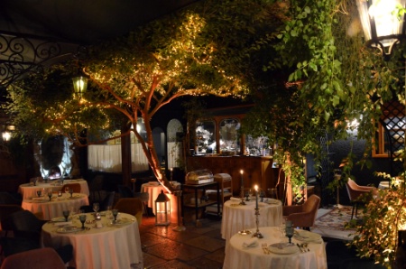 Comme un jardin d'hiver, la salle du restaurant s'inscrit dans une loggia verdoyante ouverte sur la cuisine à laquelle le couple a conféré une ambiance à la fois chic et décontractée.