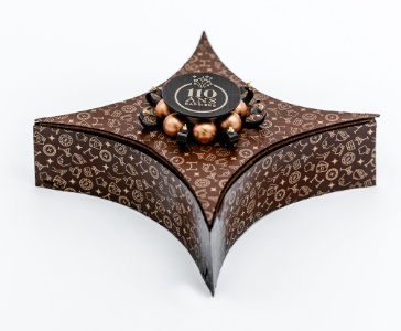 La bûche 'Façon Forêt Noire Merveilleuse' des Hôtels Barrière est signée par Benjamin Siwek et Hugo Sipp, chefs pâtissiers. La bûche 'Façon Forêt Noire Merveilleuse' des Hôtels Barrière est signée par Benjamin Siwek et Hugo Sipp, chefs pâtissiers.