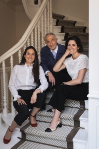 Michel Guérard et ses deux filles Adeline et Éléonore, qui assurent la direction des Prés d'Eugénie et plus largement, du groupe familial, la Chaîne thermale du soleil.