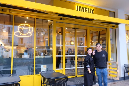 Philippine Bergougnoux, équipière, et Sebastian Torres, manager, devant le Café Joyeux de Tours ouvert le 14 juin dernier. Philippine Bergougnoux, équipière, et Sebastian Torres, manager, devant le Café Joyeux de Tours ouvert le 14 juin dernier.