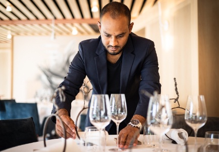 Sadik Muhaimin, chef de rang au restaurant l'Amaryllis, s'est donné les moyens d'atteindre ses objectifs professionnels et continue à voir plus loin. Sadik Muhaimin, chef de rang au restaurant l'Amaryllis, s'est donné les moyens d'atteindre ses objectifs professionnels et continue à voir plus loin.