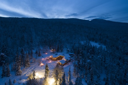 Le Clariant est une auberge de montagne isolée à 2 km de marche du premier village. Le Clariant est une auberge de montagne isolée à 2 km de marche du premier village.