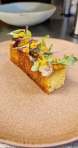 Coquillages servis tièdes, brioche rôtie comme une viande, mousse et jus marinière