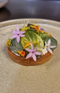 Tarte aux fleurs, mousse Pont l'Evêque à la crème d'Isigny