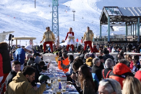 Artistes, musiciens, chanteurs, acrobates... se succèdent sur les scènes d'altitude de La Folie douce.