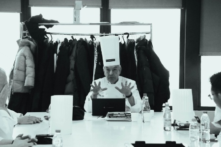 Régis Marcon, président du comité d'organisation du Bocuse d'or en plein briefing des jurys et des chefs qui assurent le bon déroulement de la compétition.