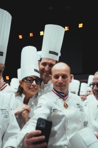 Davy Tissot, vainqueur du Bocuse d'Or 2021, Dominique Crenn, présidente d'honneur du Bocuse d'Or et Alexandre Mazzia.