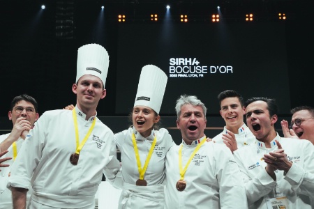L'équipe de France : Anaîs Pirollet entourée de son commis Cole Millard et de son coach Edouard Loubet.