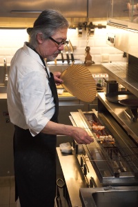 Au Charbon Kunitoraya (Paris), le chef-propriétaire Masafumi Nomoto propose des yakitori de poulet de Bresse cuites au binchotan.