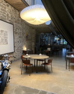 Dans le centre d'Anduze, l'établissement propose un bar, un restaurant, des chambres d'hôtels, et un atelier d'usinage.