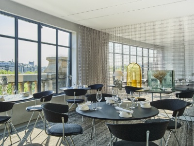 La Halle aux grains compte 35 tables et 90 couverts, nichés au 3e niveau de la Bourse de commerce, à Paris.
