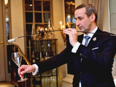 Avec le service à la venencia, comme en Espagne, Xavier Thuizat valorise le travail du sommelier. au Crillon. Avec le service à la venencia, comme en Espagne, Xavier Thuizat valorise le travail du sommelier. au Crillon.