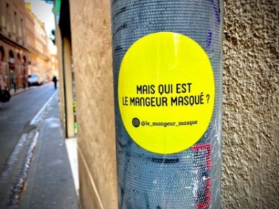 Des stickers alimentent la légende du mangeur masqué dans les rues de Toulouse. Des stickers alimentent la légende du mangeur masqué dans les rues de Toulouse.