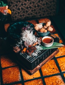 Des mets proposés sur un Robata grill, le fameux barbecue japonais.
