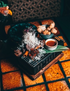 Des mets proposés sur un Robata grill, le fameux barbecue japonais.