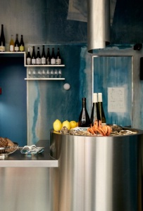 À la carte de Citrons et Huitres, plateaux de fruits de mer et vins soigneusement sélectionnés.