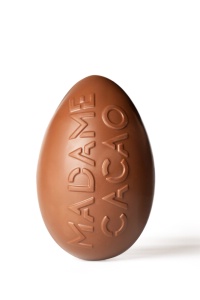 L'oeuf Madame Cacao, en chocolat lait ou en chocolat noir, garni d'un praliné riz torréfié et d'une friture surprise haute en saveurs.